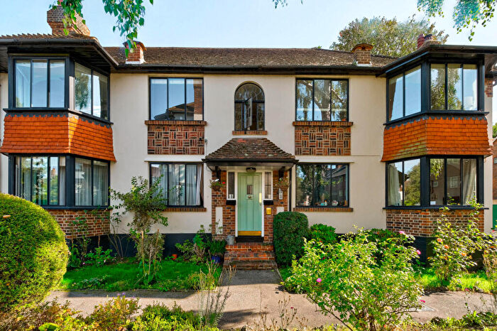 2 Bedroom Flat For Sale In Forest Court, Snaresbrook, E11