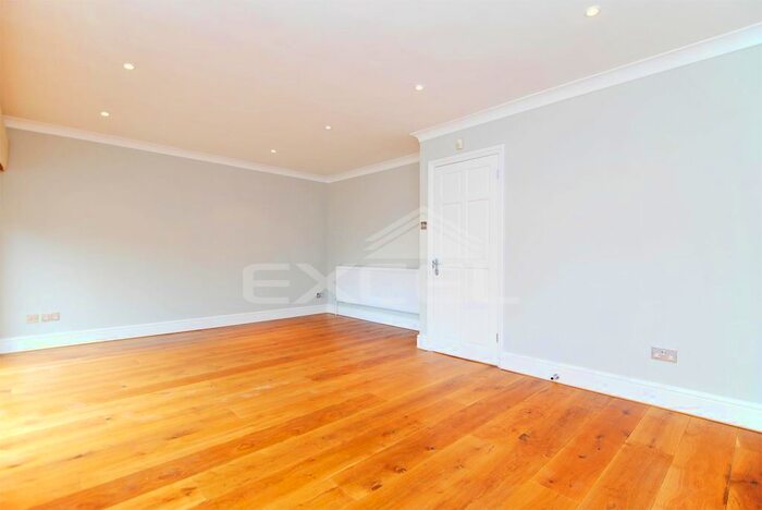 4 Bedroom Semi-Detached House To Rent In Wycombe Gardens, Golders Green, NW11