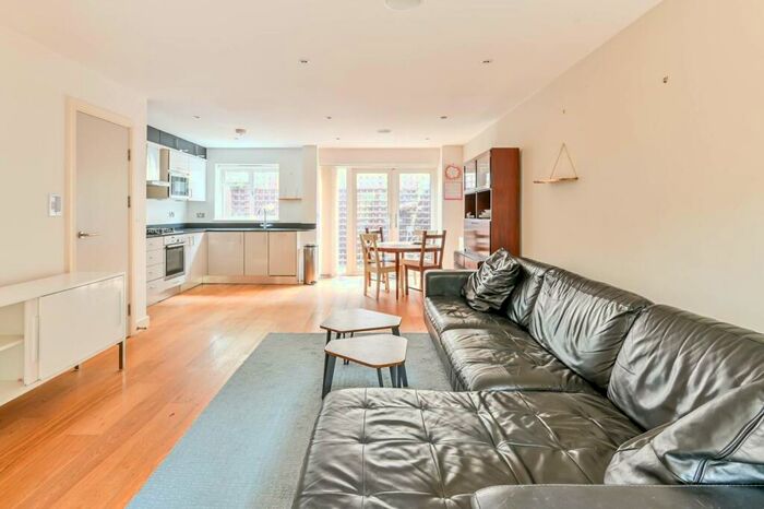 2 Bedroom House To Rent In Laurel Mews, Camberwell, London, SE5