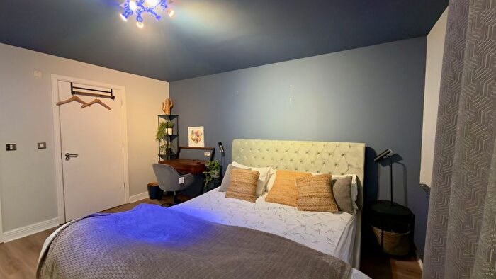 3 Bedroom Flat To Rent In Newport Avenue, London, E14