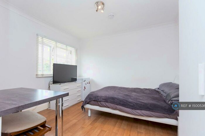 Studio To Rent In Warwick Road, Barnet, EN5