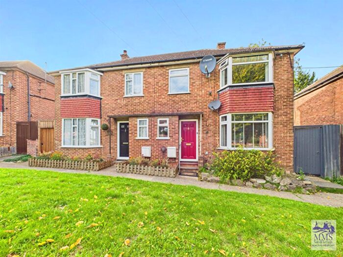 3 Bedroom Semi-Detached House For Sale In The Tideway, Rochester, ME1