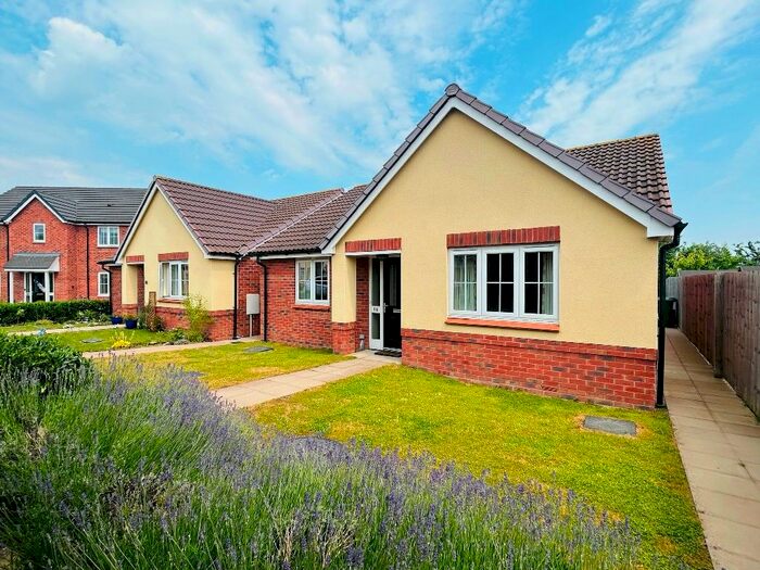 2 Bedroom Detached Bungalow For Sale In Stewart Close, Evesham, WR11