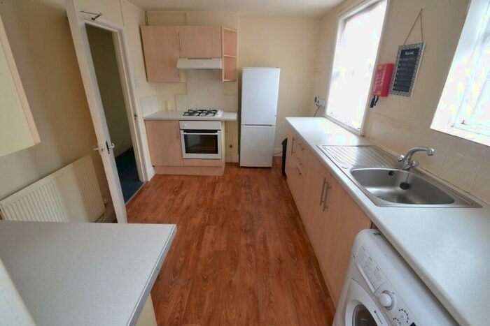 2 Bedroom Flat To Rent In Henry Road, West Bridgford, NG2