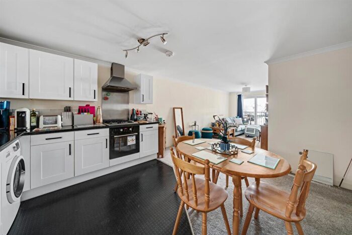 2 Bedroom Flat For Sale In Burnt Ash Lane, Bromley, BR1