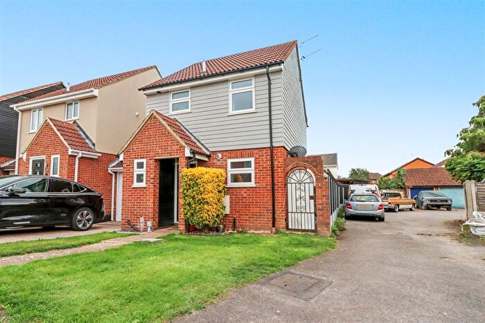 3 Bedroom Link Detached House For Sale In Heybridge Drive, Wickford, SS12
