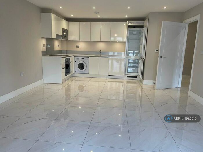 2 Bedroom Flat To Rent In Gordon Road, High Wycombe, HP13