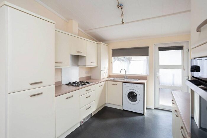 2 Bedroom Mobile/park Home For Sale In Long Pightle, Hemel Hempstead, Chandlers Cross, WD3