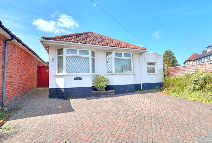 3 Bedroom Detached Bungalow For Sale In Brightside Road, Maybush, Southampton, SO16