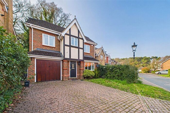 4 Bedroom Detached House For Sale In Queens Ride, Crowthorne, Berkshire, RG45