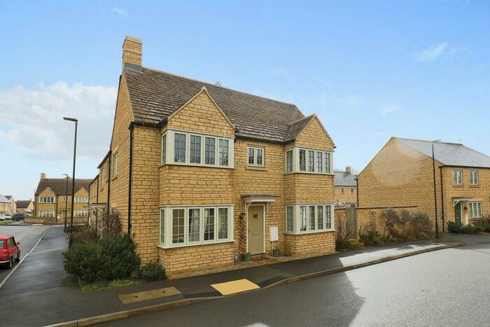 3 Bedroom Semi-Detached House For Sale In Varsity Close, Moreton-in-Marsh, Gloucestershire, GL56