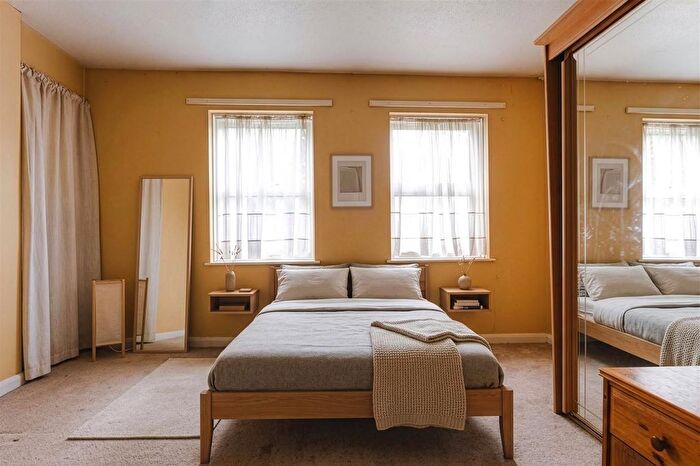 2 Bedroom Maisonette For Sale In Caldecott Way, London, E5
