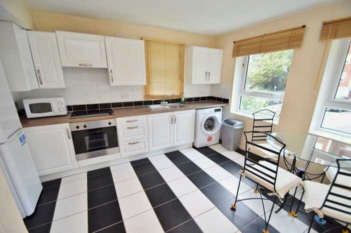 2 Bedroom Flat To Rent In Winnall, SO23
