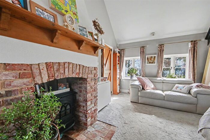 3 Bedroom Semi-detached Bungalow For Sale In Morgan Gardens, Aldenham, WD25