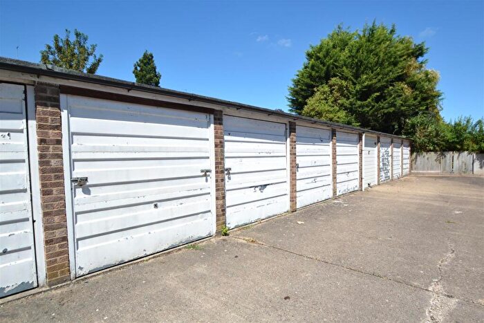Detached House To Rent In Garage - Berners Way, Wormley, EN10