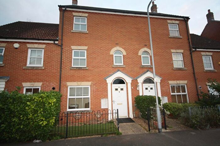 4 Bedroom Town House To Rent In Tracey Ave, Langley, SL3