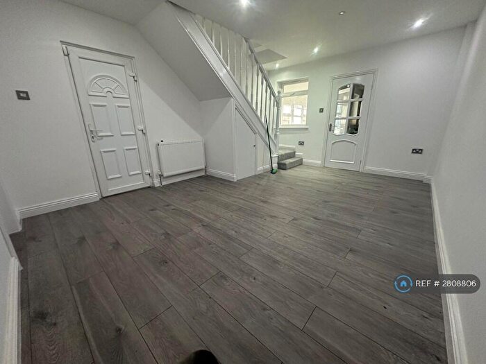 3 Bedroom Semi-Detached House To Rent In Meadfield Road, Slough, SL3