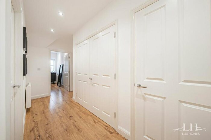 2 Bedroom Apartment For Sale In St James Court, West Horndon, CM13