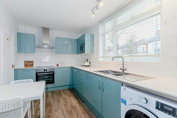 1 Bedroom Flat To Rent In Carminia Road, London, SW17