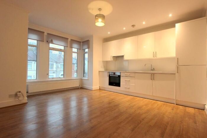 2 Bedroom Flat To Rent In Wanstead Park Road, Ilford, London, IG1