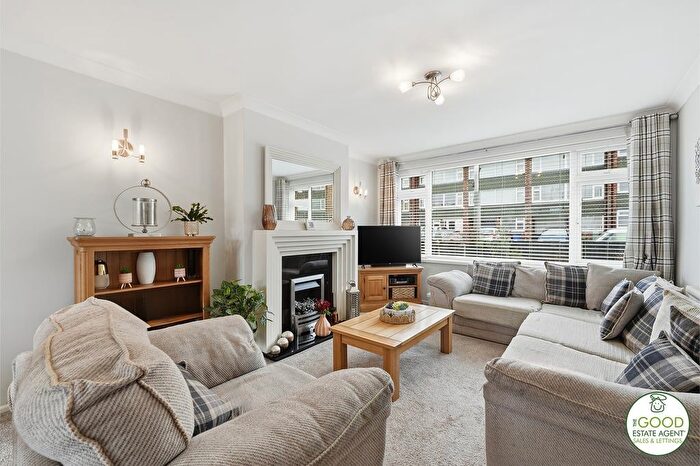 3 Bedroom Semi-detached House For Sale In Baslow Drive, Heald Green, Cheadle, SK8