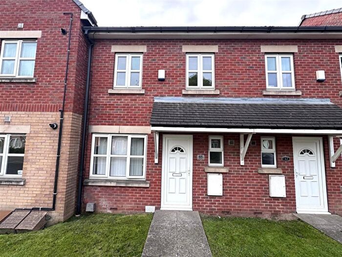 3 Bedroom Town House To Rent In Pontefract Road, Cudworth, Barnsley, S72