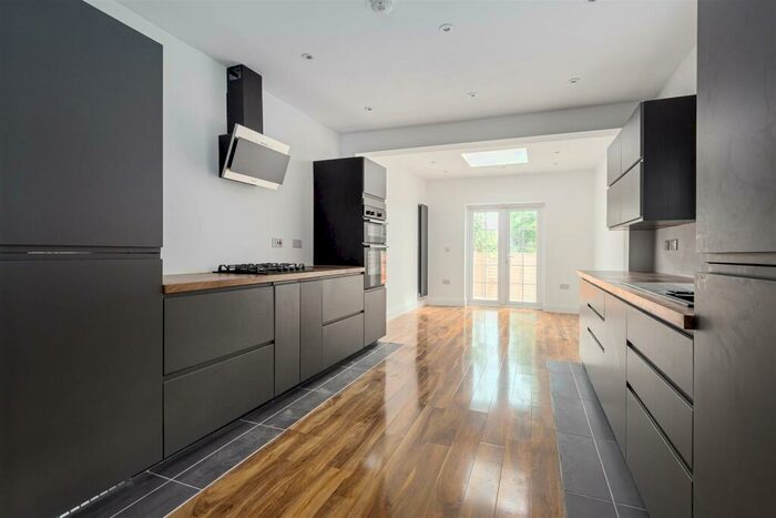 5 Bedroom Semi-Detached House To Rent In Hainthorpe Road, London, SE27