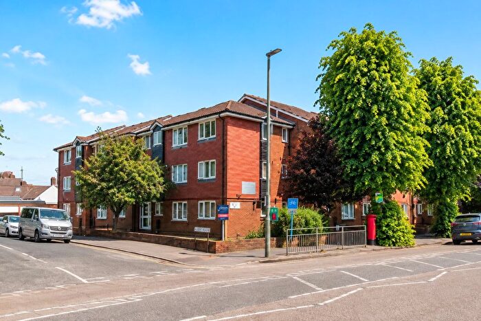1 Bedroom Flat For Sale In Rosefield Road, Staines-Upon-Thames, TW18