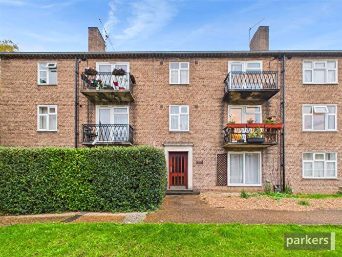 2 Bedroom Apartment For Sale In Gosbrook Road, Caversham, Reading, Berkshire, RG4