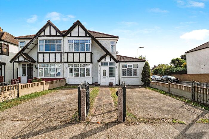 4 Bedroom Semi-detached House For Sale In Suttons Lane, Hornchurch, Essex, RM12