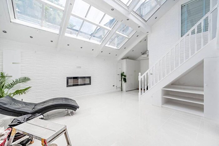 3 Bedroom Flat To Rent In Gunter Grove, Chelsea, London, SW10