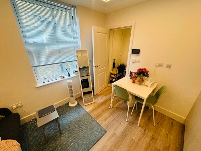 1 Bedroom Flat To Rent In Rita Road, London, SW8