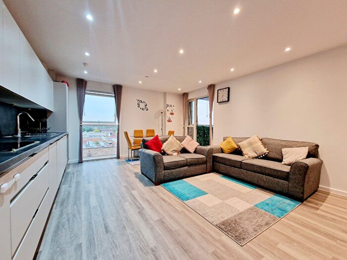 2 Bedroom Flat To Rent In Selbourne Avenue, London, TW3