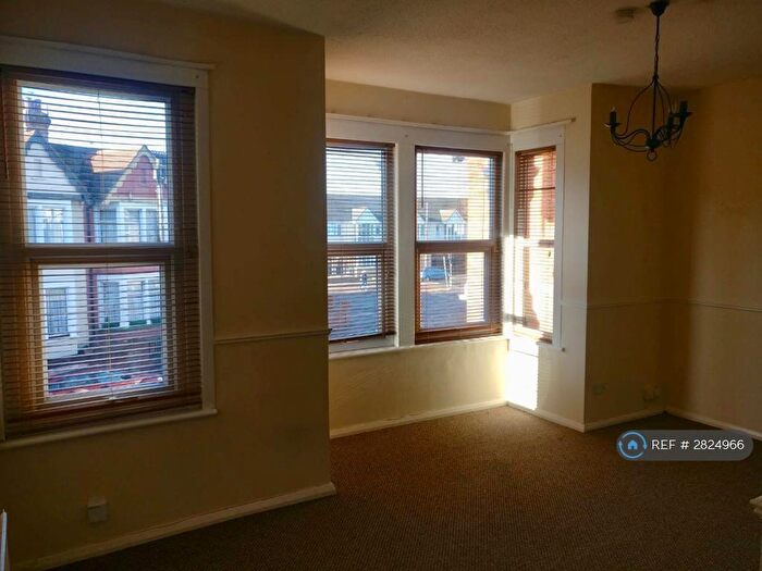 1 Bedroom Flat To Rent In Hamlet Court Road, Westcliff-On-Sea, SS0