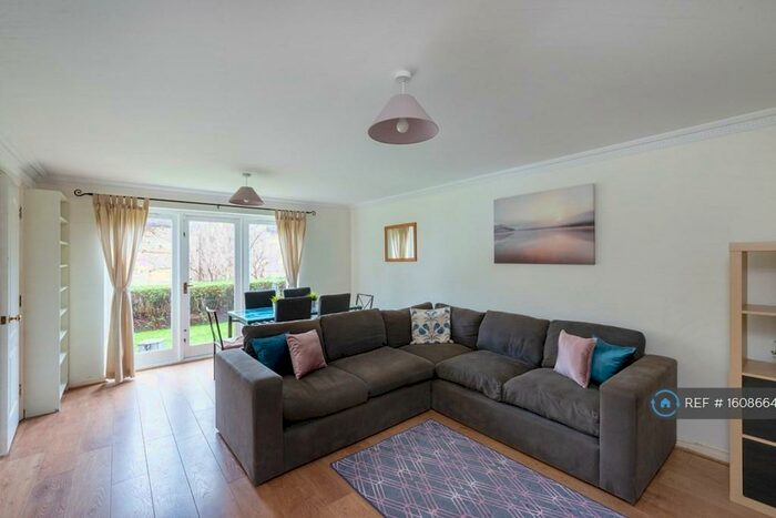 2 Bedroom Flat To Rent In Hutton Court, London, SE11