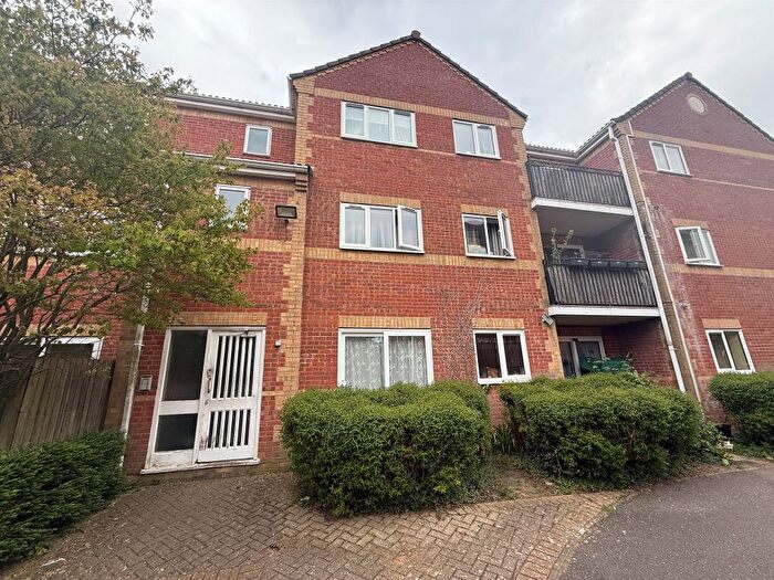 2 Bedroom Flat For Sale In Oaklands, Peterborough, PE1