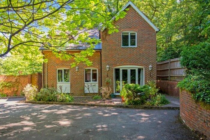 2 Bedroom Flat To Rent In Elgin Road, Weybridge, KT13