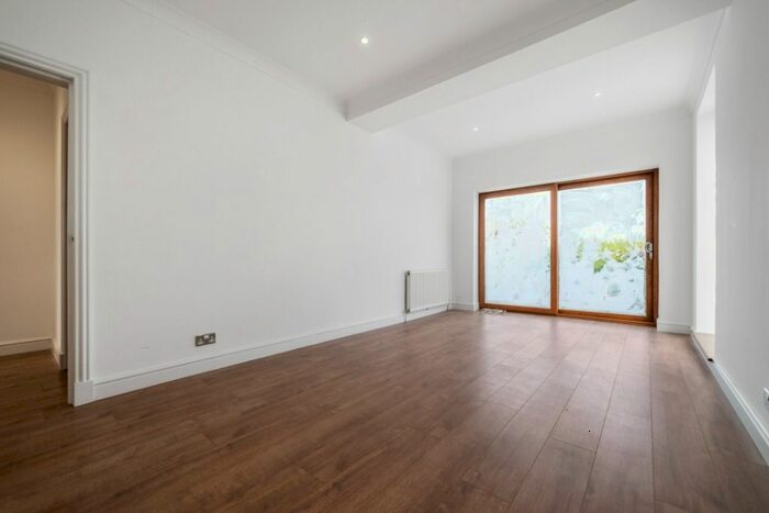 3 Bedroom Detached Bungalow For Sale In Balmuildy Road, Glasgow, Glasgow, G23