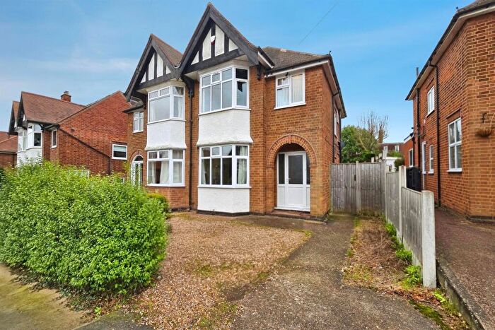 3 Bedroom Semi Detached House For Sale In Farm Road, Chilwell, NG9