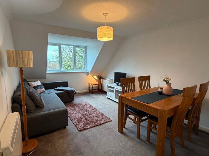 1 Bedroom Flat For Sale In Bonehurst Road, Horley, RH6