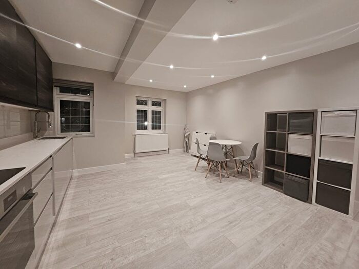 2 Bedroom Flat To Rent In Holders Hill Road, Hendon, London, NW4