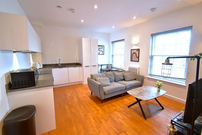 1 Bedroom Flat To Rent In Clarence, Street Staines-Upon-Thames, TW18