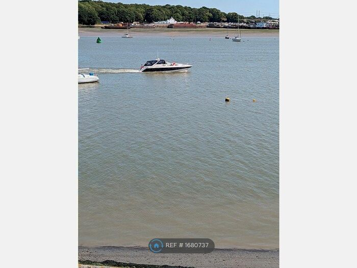 3 Bedroom Flat To Rent In St Marys Island, Chatham, ME4