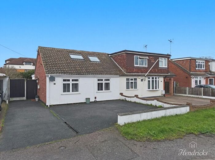 3 Bedroom Semi-Detached Bungalow For Sale In Nutcombe Crescent, Rochford, SS4