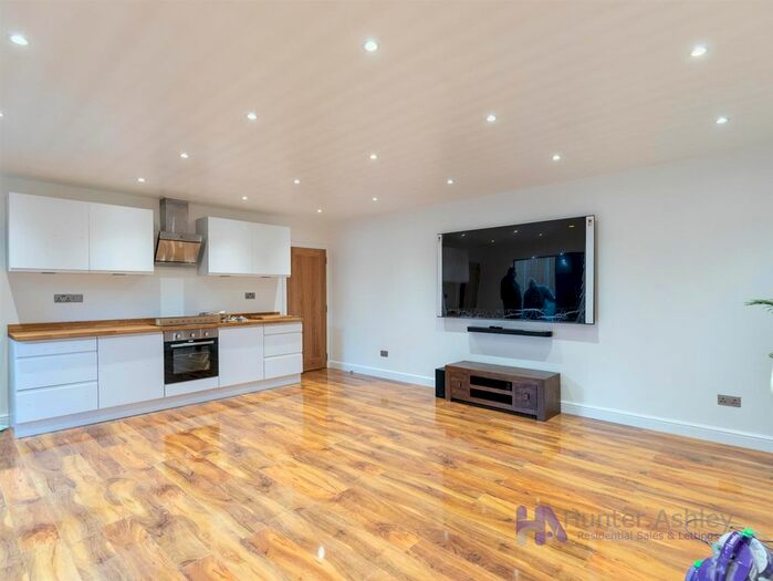 Studio To Rent In Plumer Road, High Wycombe, HP11