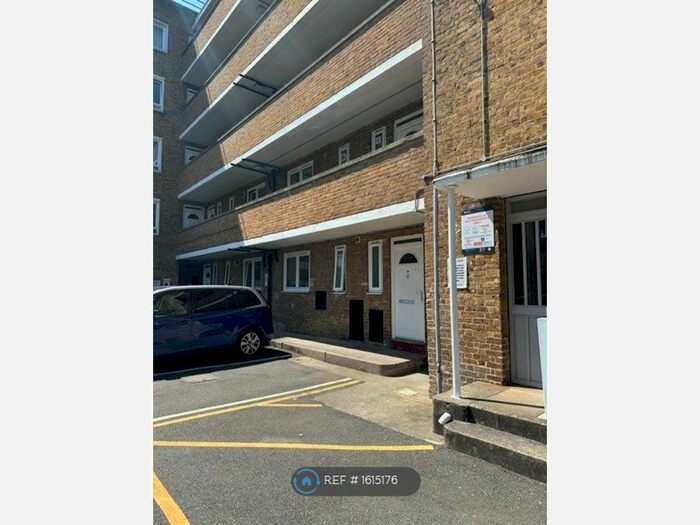 3 Bedroom Flat To Rent In Addington House, London, SW9