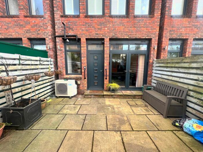 2 Bedroom Flat To Rent In High Street, Hampton Hill, TW12