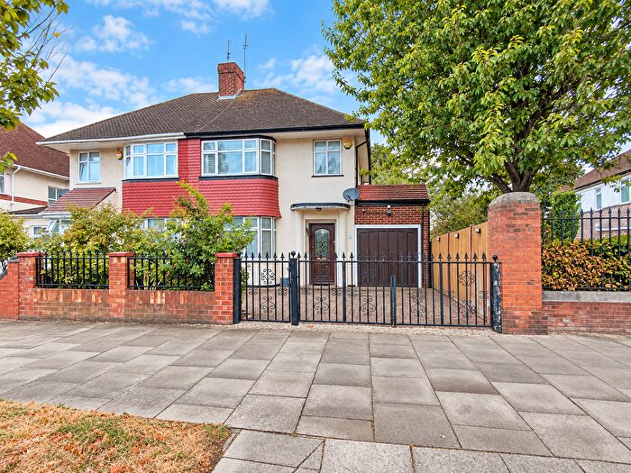 4 Bedroom Semi-Detached House For Sale In Thorncliffe Road, Southall, UB2