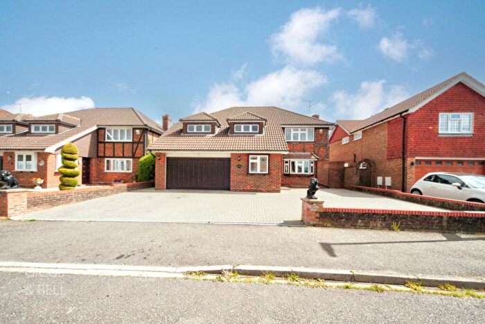 4 Bedroom Detached House For Sale In Clinton Avenue, Luton, LU2