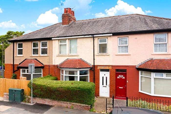 3 Bedroom Terraced House For Sale In Hookstone Avenue, Harrogate, HG2